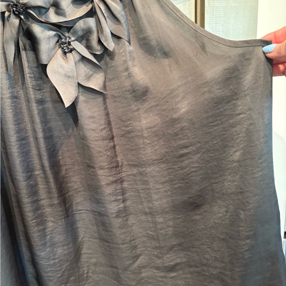 💙Elegant Olive Satin top with Intricate Detail - Picture 3 of 4